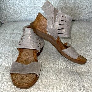 🔥🔥WINTER SALE  Bionica MINT! Metallic Cork Suede Ankle Strap Sandal SZ 8